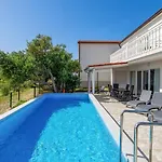 Awesome In Casa de Férias Banjol