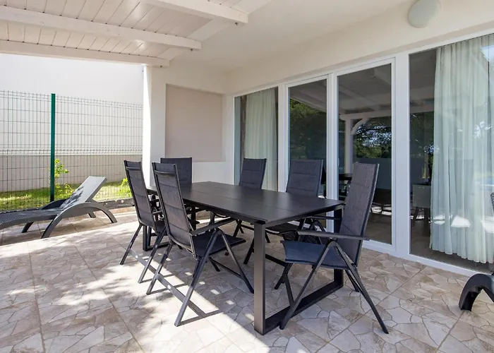 3 Bedroom Lovely In * Banjol